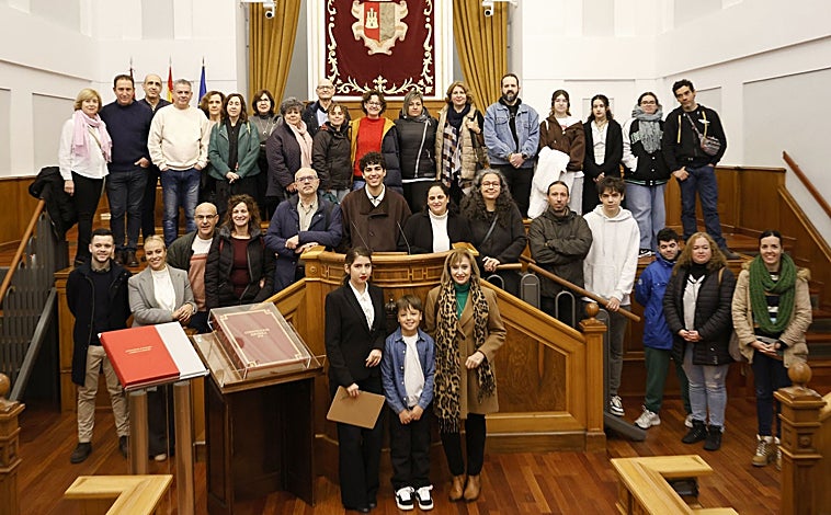 Imagen principal - A lo largo de la visita al edificio se han realizado cinco representaciones, dos sobre estas líneas. Arriba, los participantes en la primera visita de la mañana 