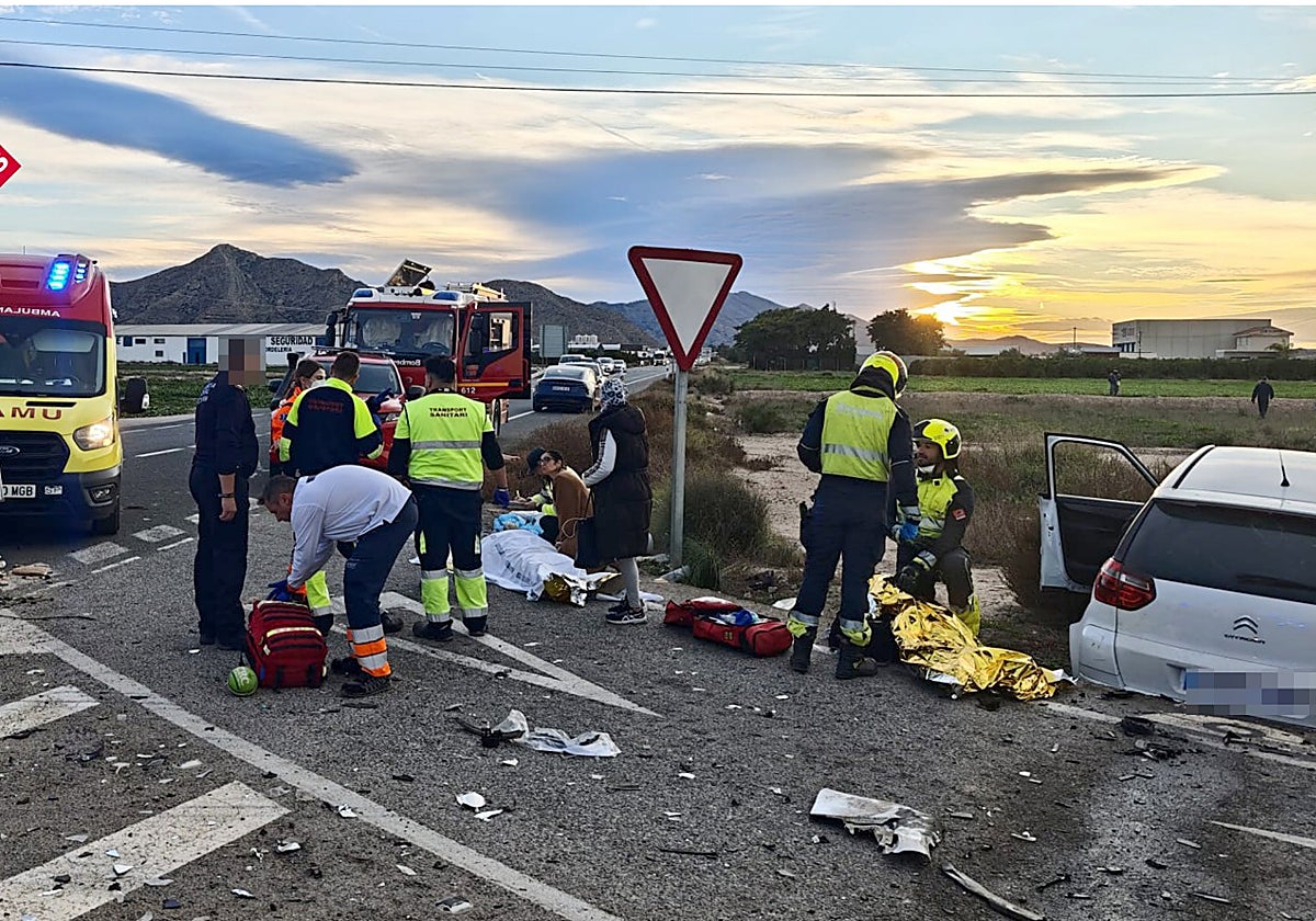 Bomberos, sanitarios y otros efectivos de emergencias, en el lugar del accidente de tráfico en Cox (Alicante)
