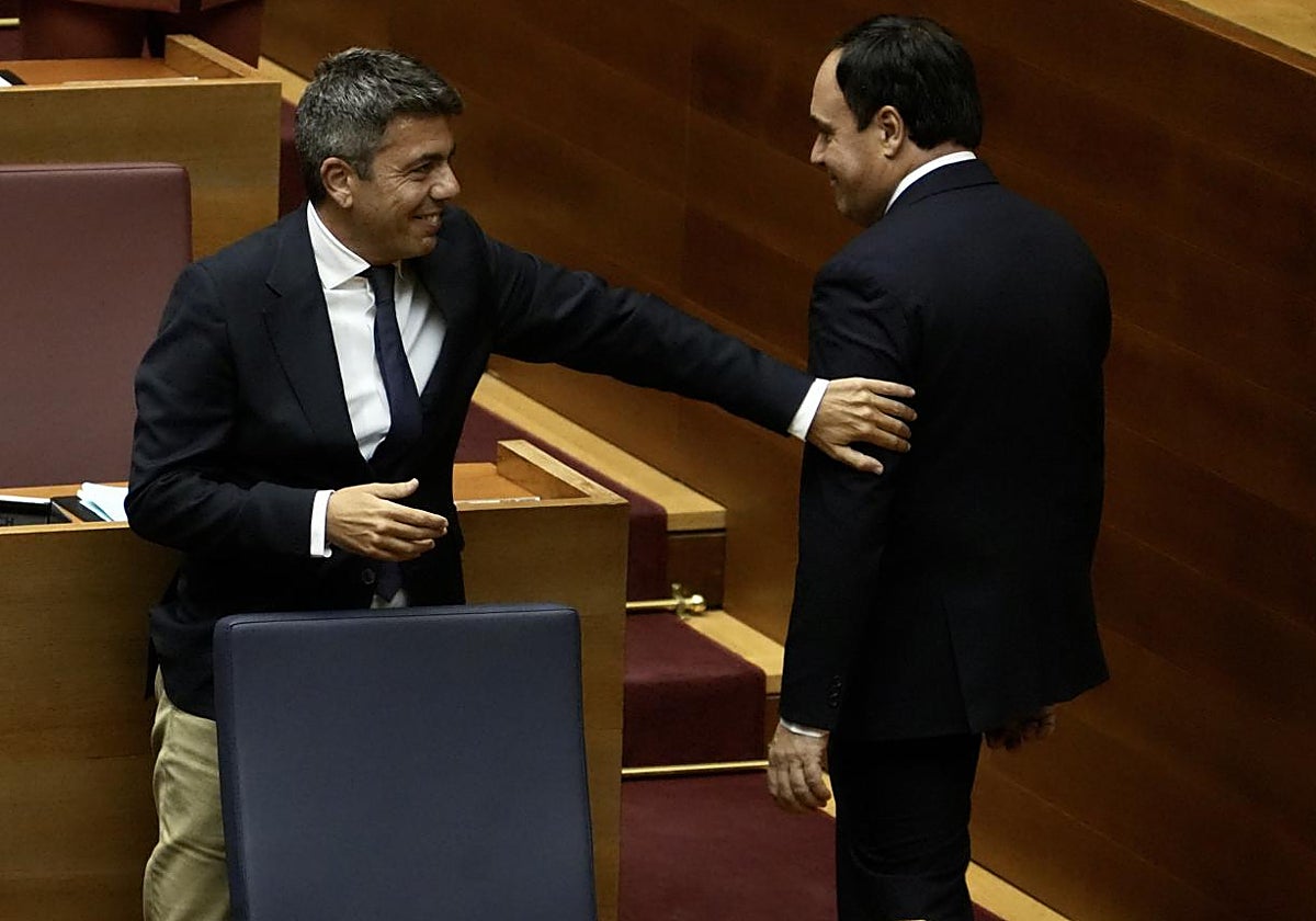 El expresidente de la Generalitat Valenciana Carlos Mazón saluda a su sucesor, Juanfran Pérez Llorca, en las Cortes Valencianas