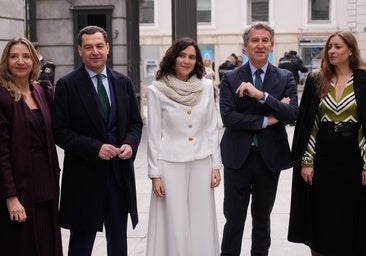 Juanma Moreno, junto a Díaz Ayuso y Núñez Feijóo, a su llegada al acto institucional por el Día de la Constitución