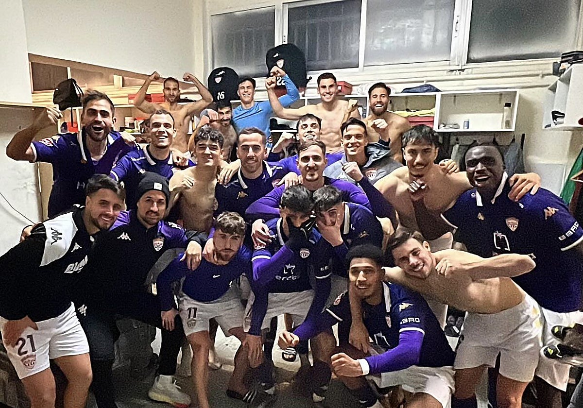 Los jugadores celebran la victoria en el vestuario