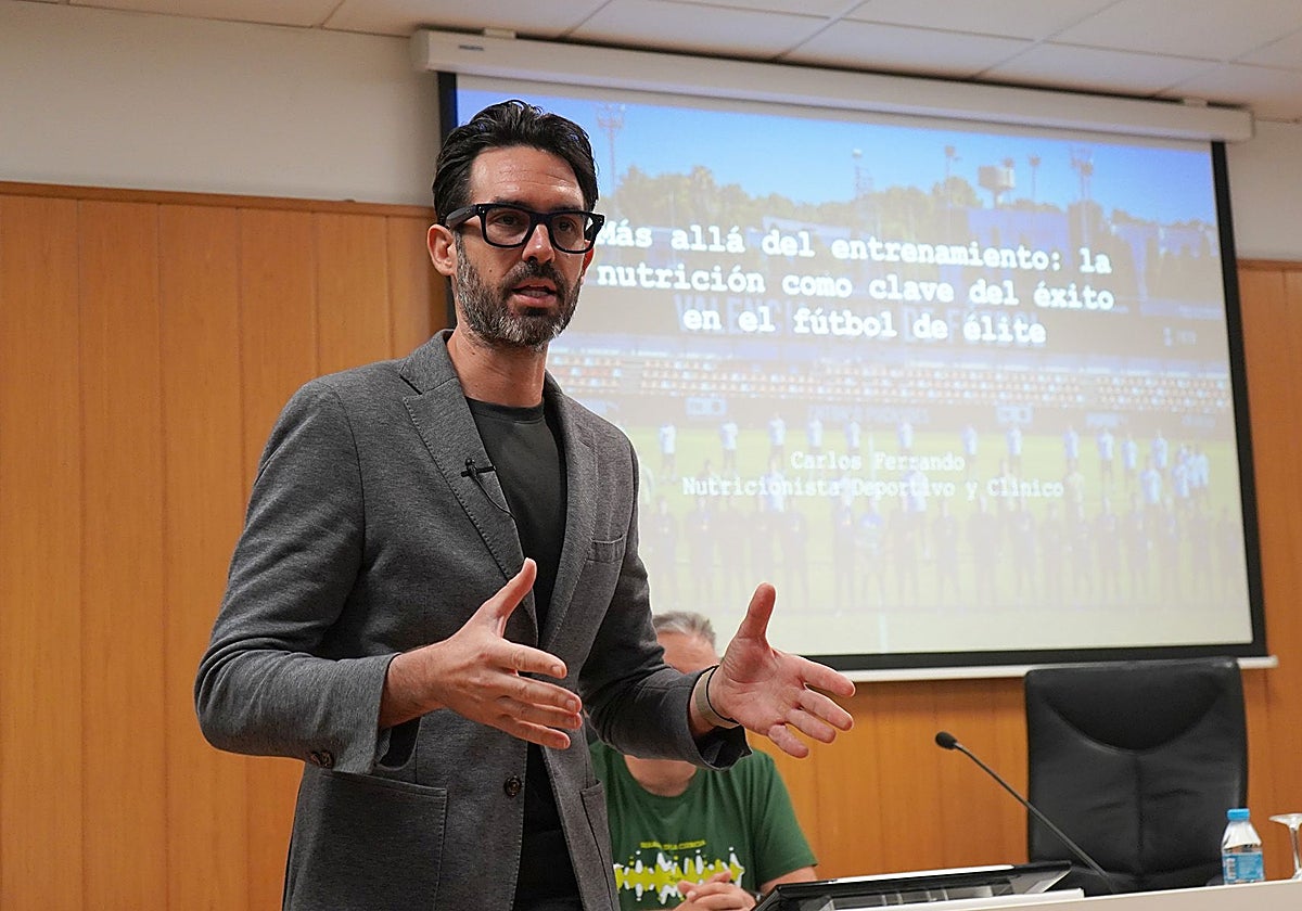 Imagen del nutricionista del Valencia CF Carlos Ferrando en una charla en la UCV