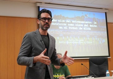 Imagen del nutricionista del Valencia CF Carlos Ferrando en una charla en la UCV