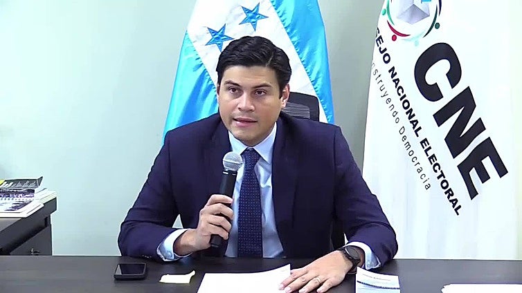 Consejero oficialista del CNE de Honduras denuncia fallas de seguridad en el conteo de votos