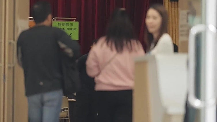 Hong Kong celebra elecciones al Consejo Legislativo marcadas por el trágico incendio de hace dos semanas