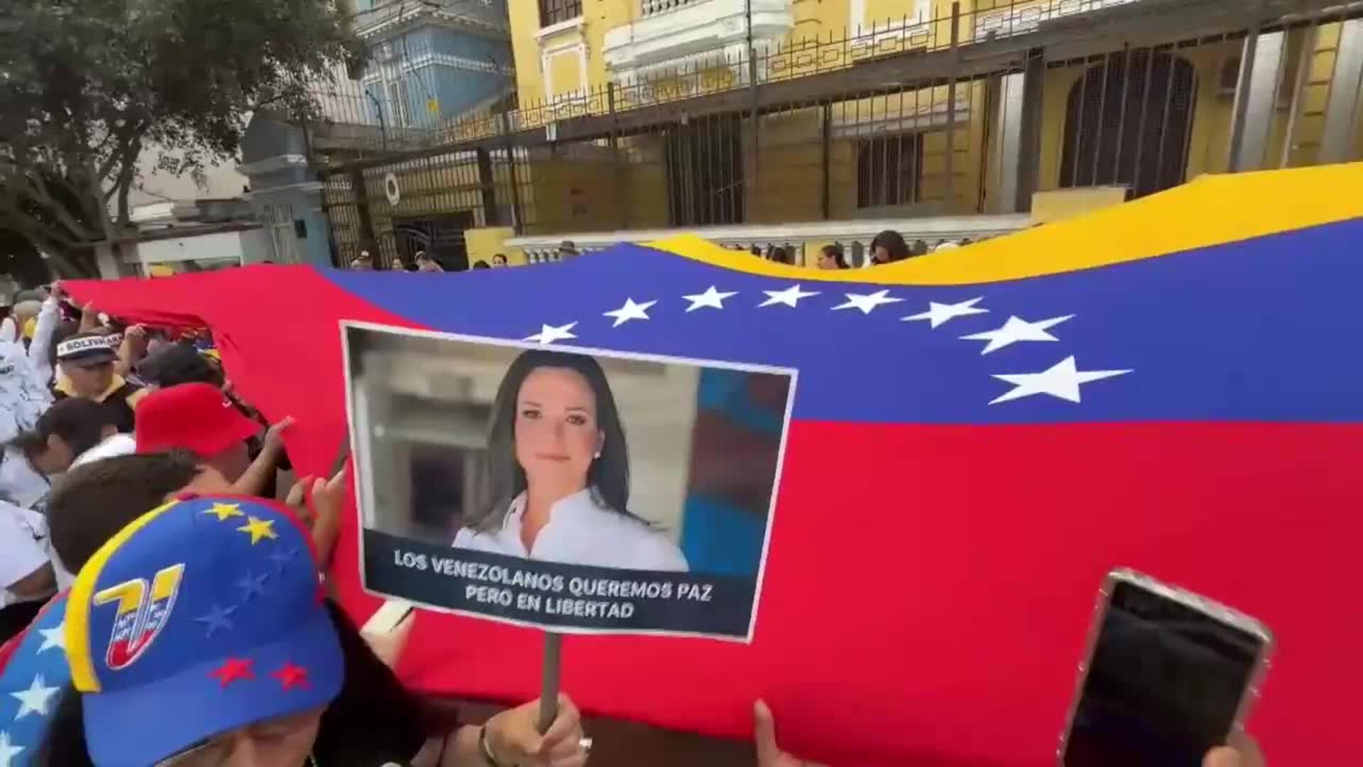 Venezolanos en Perú celebran el Nobel de la Paz de María Corina Machado como si fuera suyo