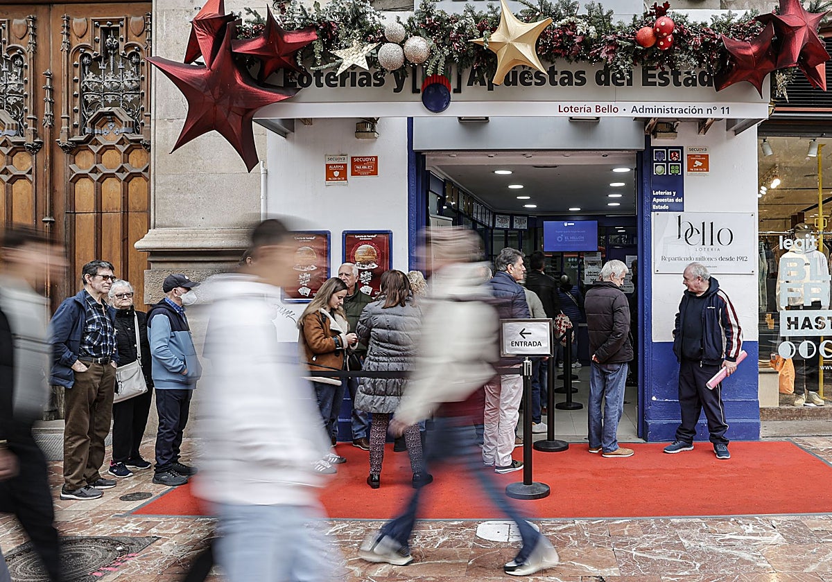 Transeúntes por el centro de Valencia