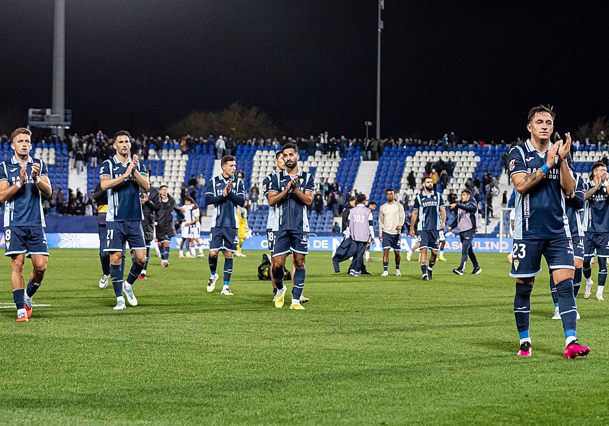 Los jugadores del Córdoba CF aplauden a los aficionados desplazados a Butarque