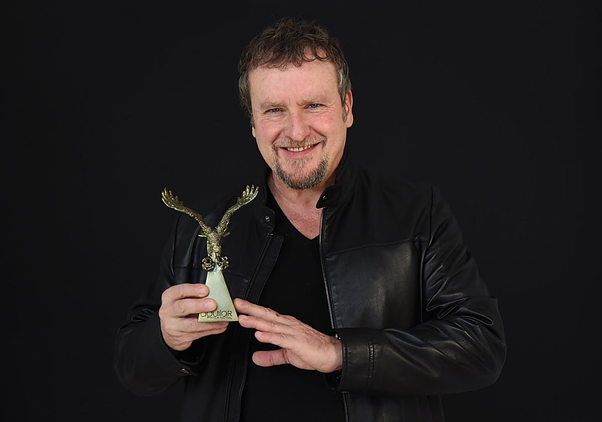 El actor vallisoletano Fernando Cayo posa con la figura del Águila de Oro