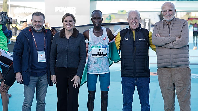 El ganador de la prueba, el keniano John Korir, junto al vicepresidente de la Generalitat Valenciana, José Díez, la alcaldesa y Juan Roig