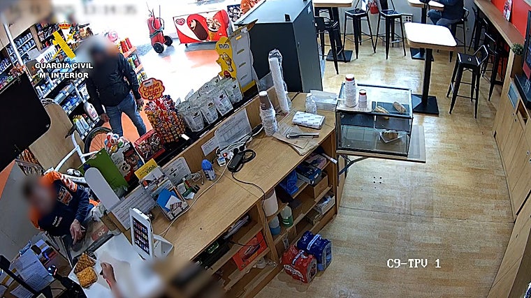 El delincuente dentro de la tienda de la estación de servicio