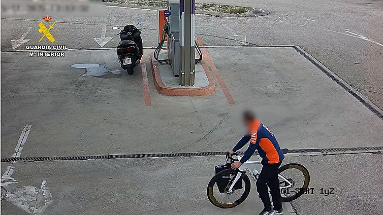 El vídeo del ladrón de una bici de 20.000 euros 'cazado' por las cámaras de una gasolinera