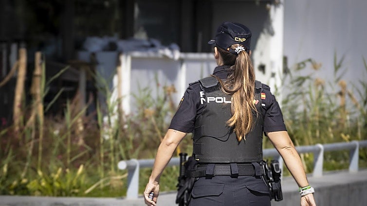Investigan el apuñalamiento grave de un hombre auxiliado en la calle en Valencia
