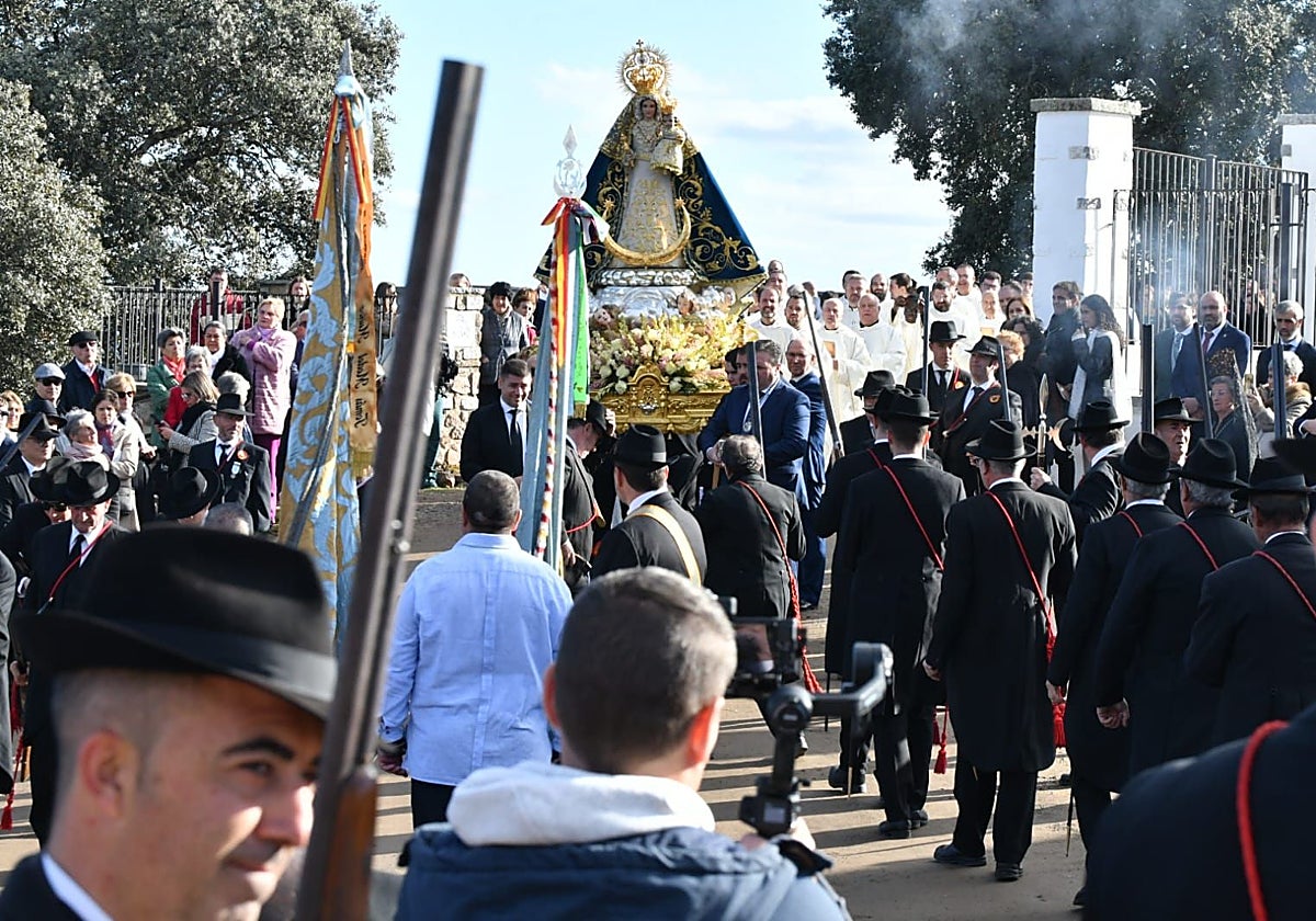 La Virgen de Luna, recién coronada, en procesión por los alrededores del santuario