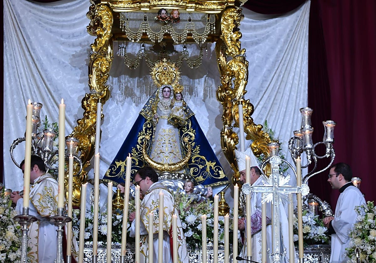 La Virgen de Luna, ya coronada en una carpa en la explanada del santuario de la Jara, este domingo