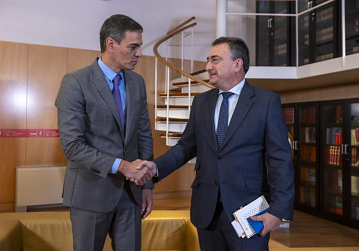 Pedro Sánchez con Aitor Esteban en una imagen de 2023