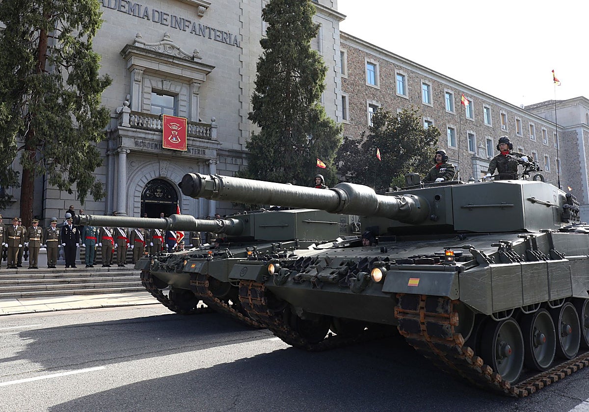 Desfile militar en la Academia de Infantería con motivo de su patrona