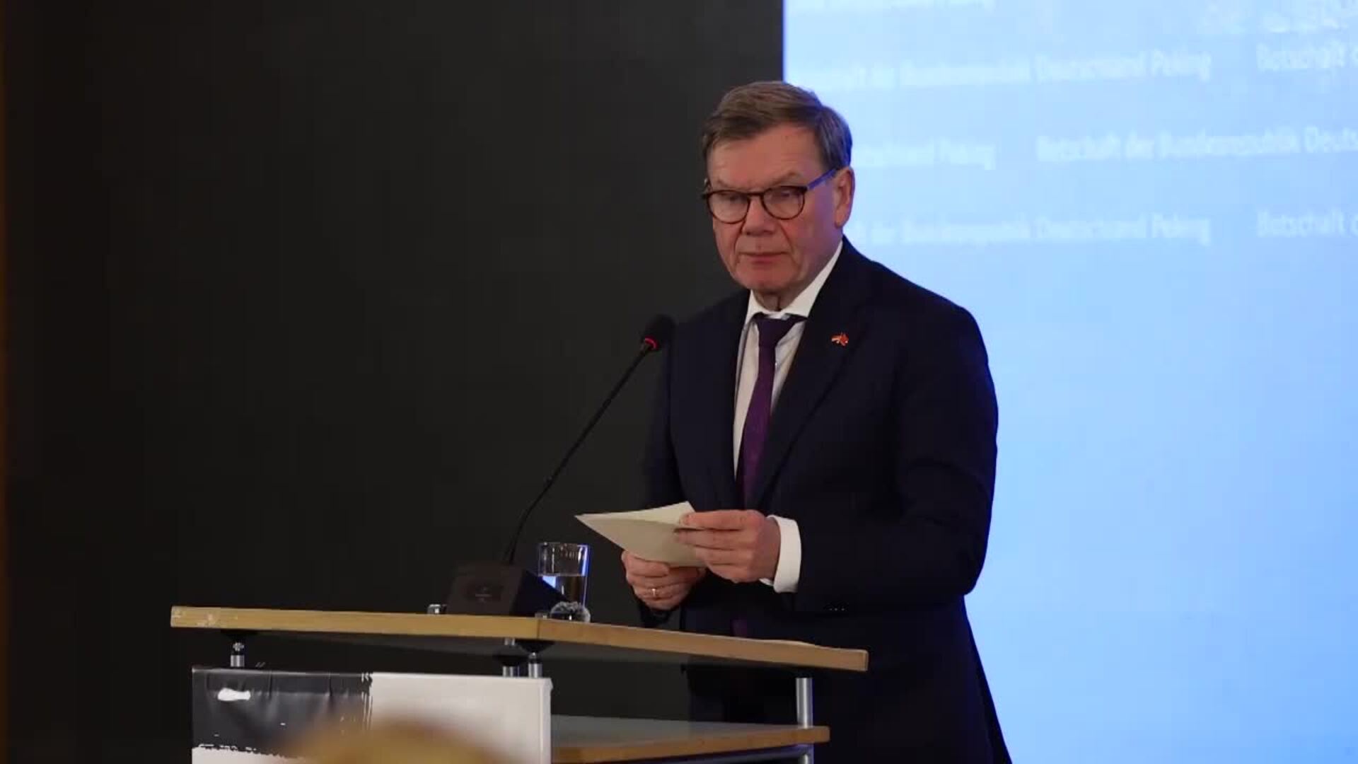 El ministro de Exteriores alemán pide en Pekín &quot;abordar los desequilibrios&quot;