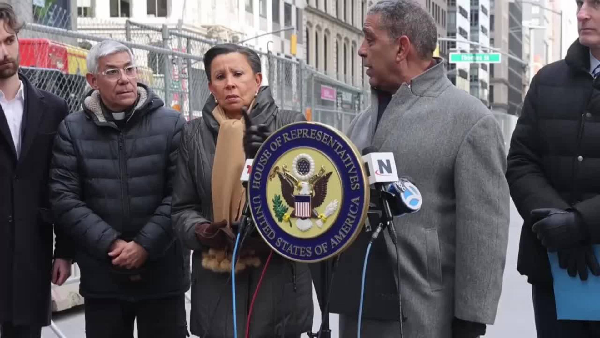Representantes estadounidenses observan audiencias de inmigración en Nueva York y critican detenciones