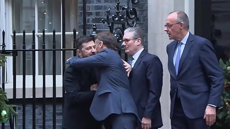 Starmer, Zelenski, Macron y Merz salen tras la reunión para abordar el plan de paz de EE.UU.