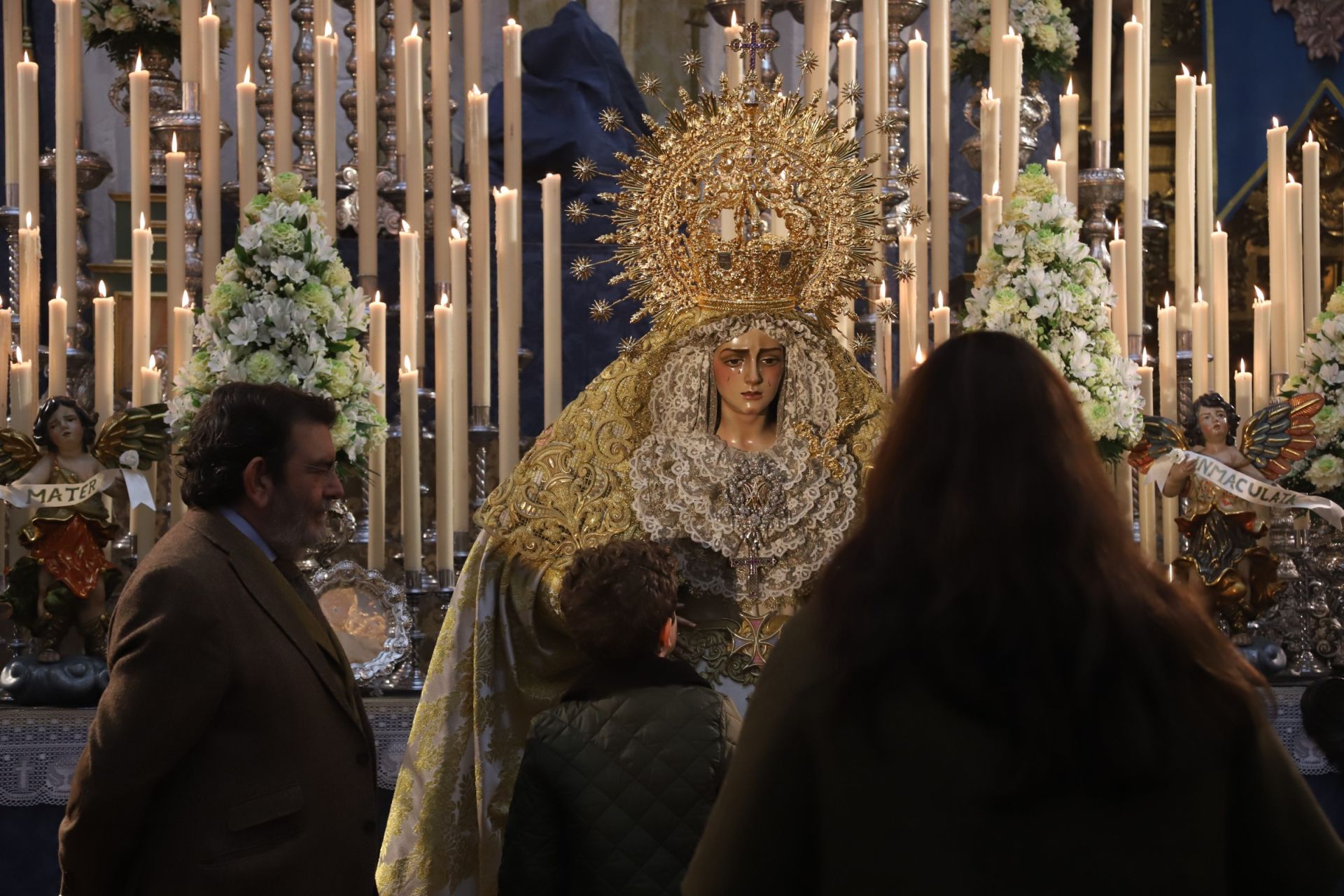 La Virgen de la Trinidad de Córdoba en su concurrido besamanos, en imágenes