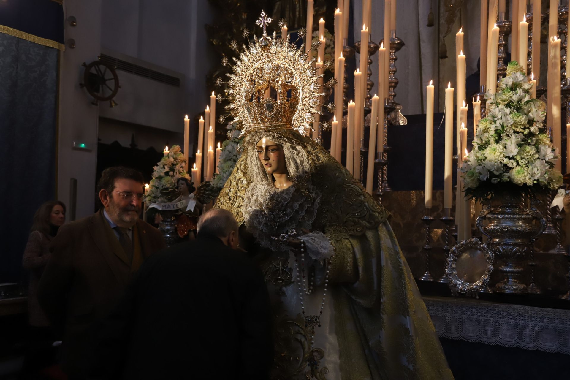 La Virgen de la Trinidad de Córdoba en su concurrido besamanos, en imágenes