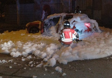 Los bomberos de Ponferrada apagan un vehículo en llamas y lo refrigeran para evitar que prenda de nuevo