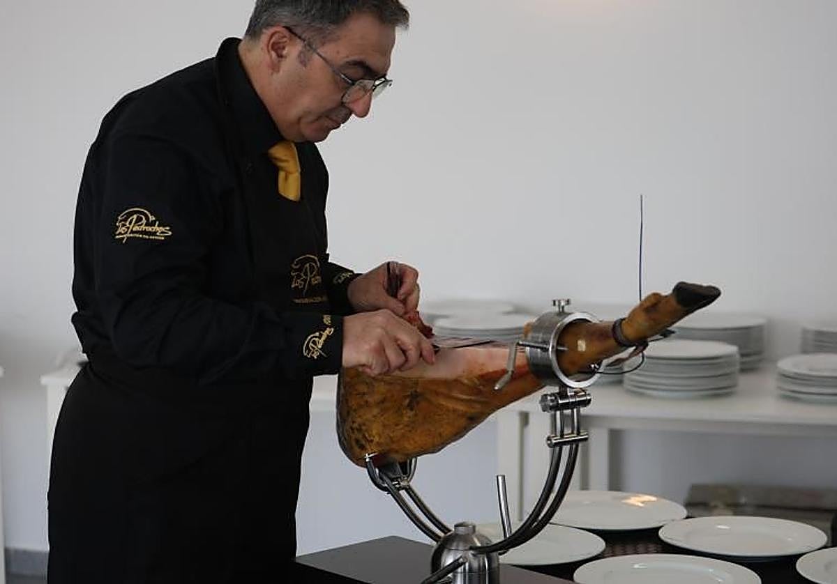 Un cortador de jamón en la feria de Villanueva de Córdoba