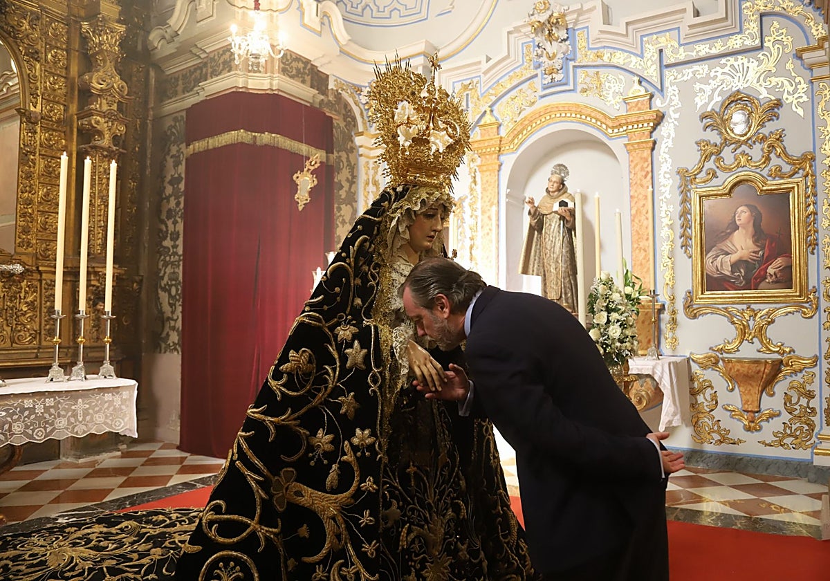 Un devoto participa en el besamanos a la Soledad de San Cayerano, este lunes