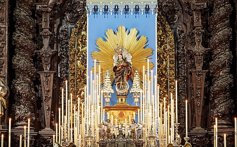 Imagen principal - En la fotografía superior, el altar de cultos en honor de la Inmaculada Concepción, en la Compañía. Debajo a la izquierda, la Encarnación, en Jesús Divino Obrero. A la derecha, la Fuensanta