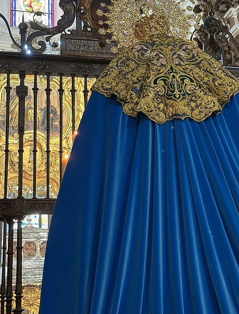 La Esperanza, ante la urna con las reliquias de los Santos Mártires de Córdoba, en San Pedro