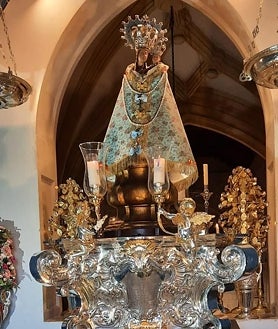 Imagen secundaria 2 - En la fotografía superior, el altar de cultos en honor de la Inmaculada Concepción, en la Compañía. Debajo a la izquierda, la Encarnación, en Jesús Divino Obrero. A la derecha, la Fuensanta