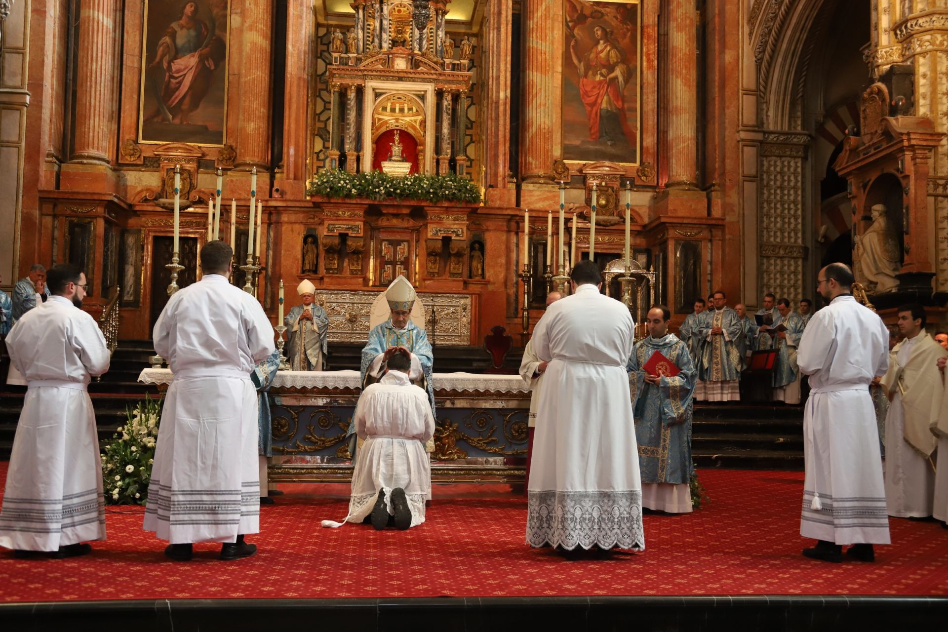 El nombramiento de cinco nuevos diáconos en la Catedral de Córdoba, en imágenes
