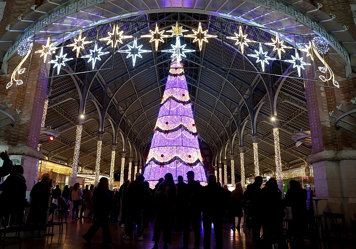 Luces y árbol de Navidad en el Mercado de Colón de Valencia