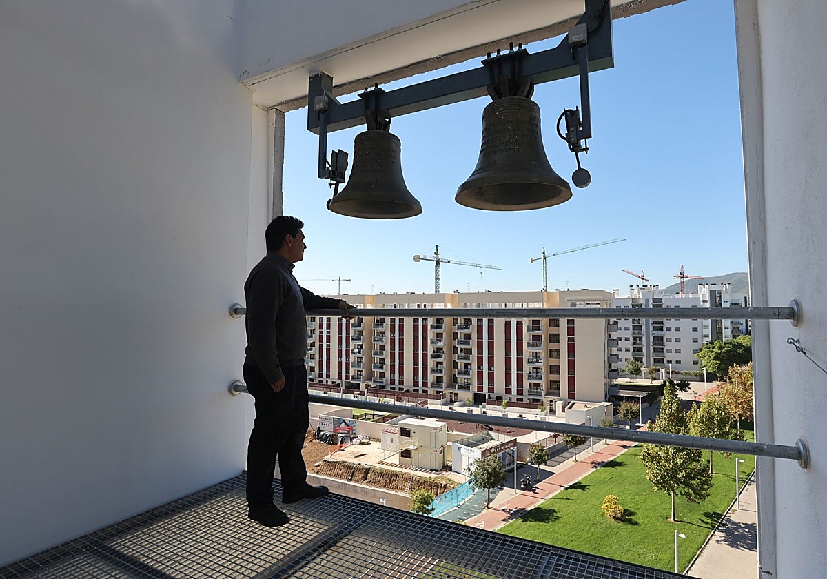 El párroco de San Juan Pablo II se asoma al campanario del templo