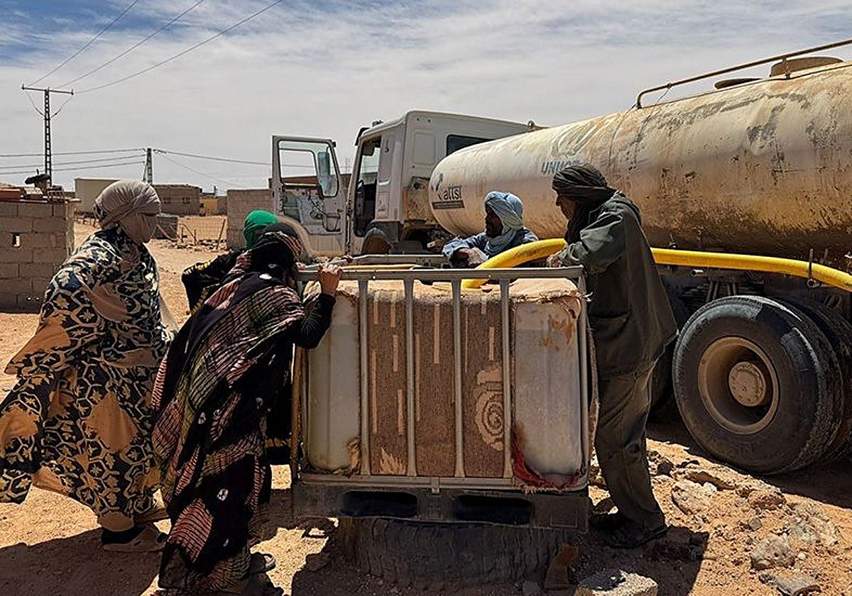 Distribución de agua en los campamentos de personas refugiadas saharauis en el desierto de Tinduf (Argelia)