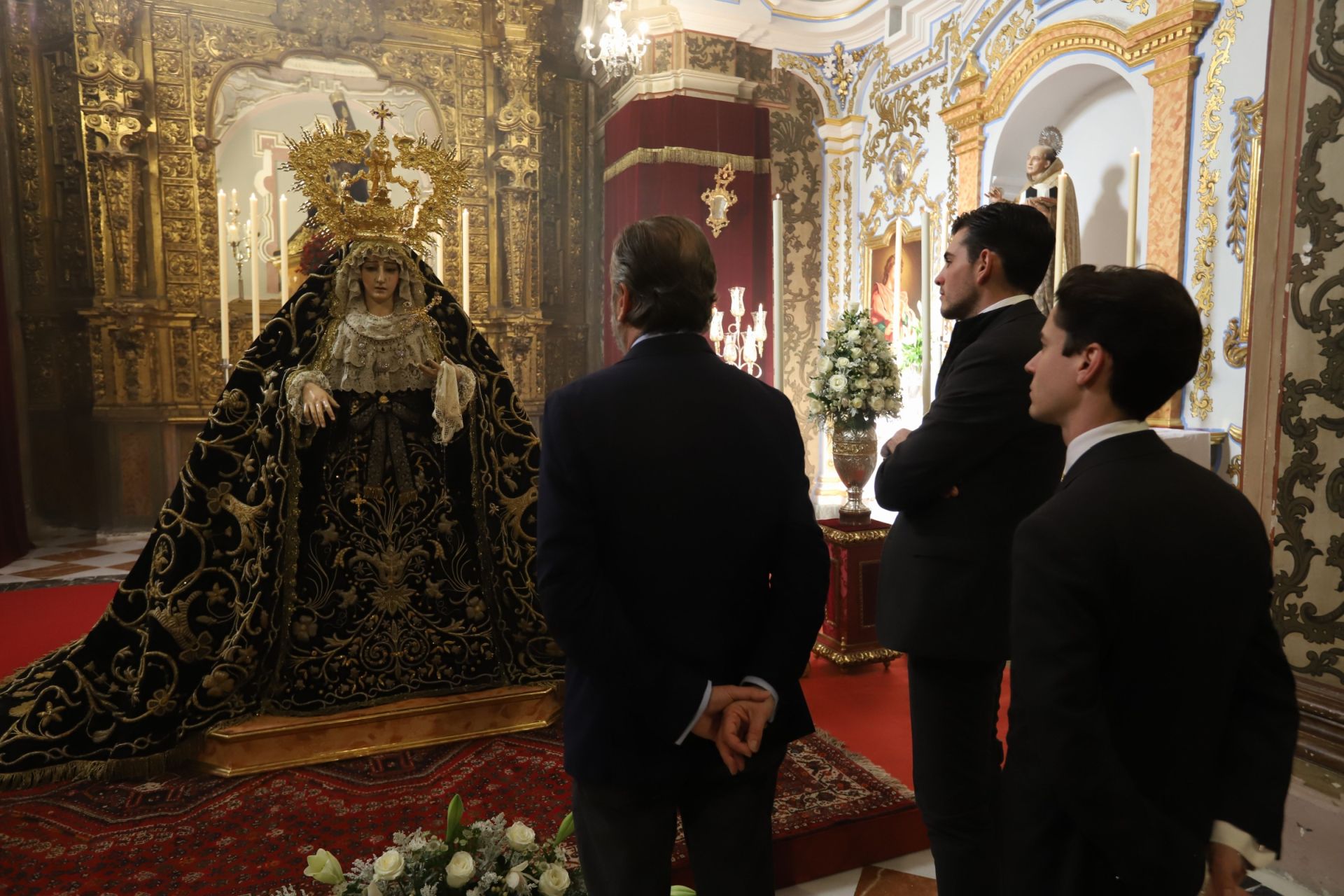 El cuidado besamanos a la Soledad de San Cayetano de Córdoba, en imágenes