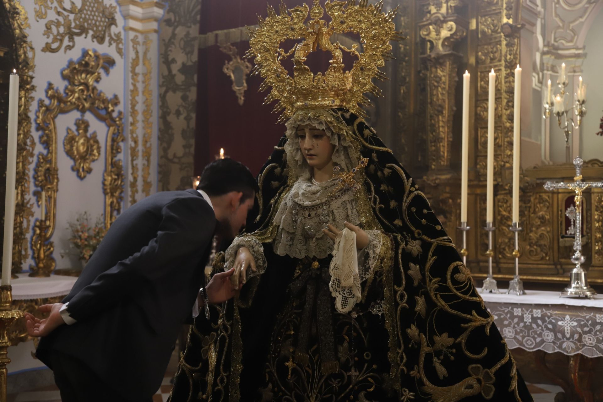 El cuidado besamanos a la Soledad de San Cayetano de Córdoba, en imágenes