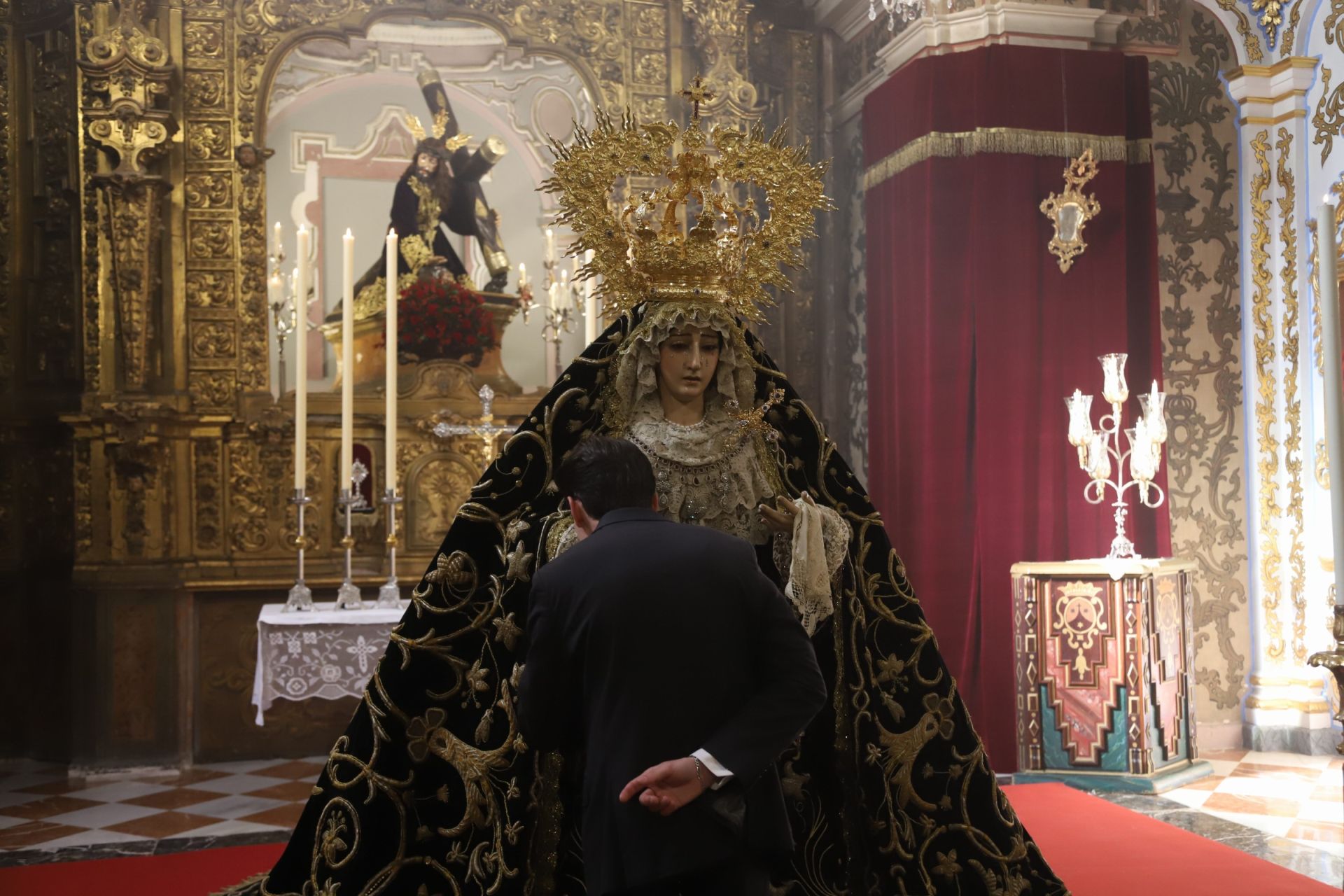 El cuidado besamanos a la Soledad de San Cayetano de Córdoba, en imágenes