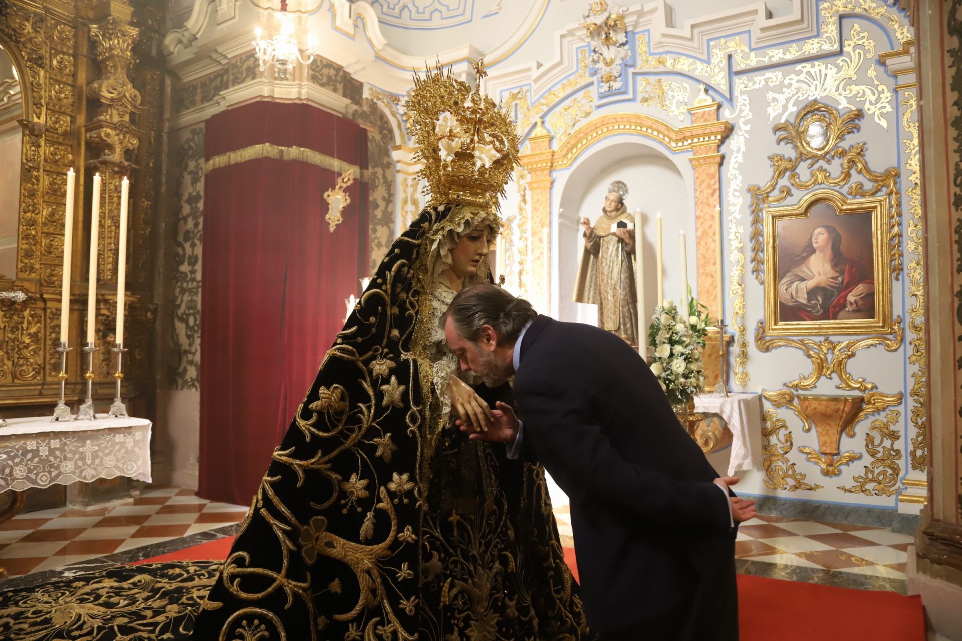 El cuidado besamanos a la Soledad de San Cayetano de Córdoba, en imágenes