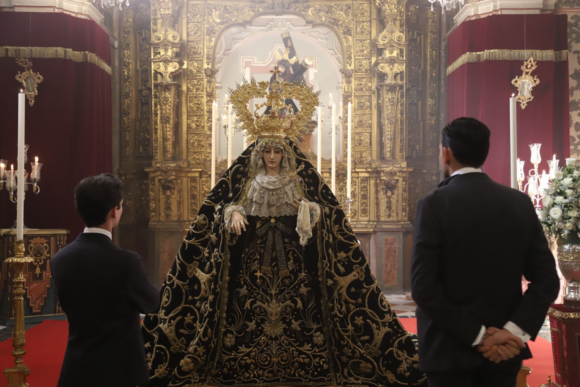 El cuidado besamanos a la Soledad de San Cayetano de Córdoba, en imágenes