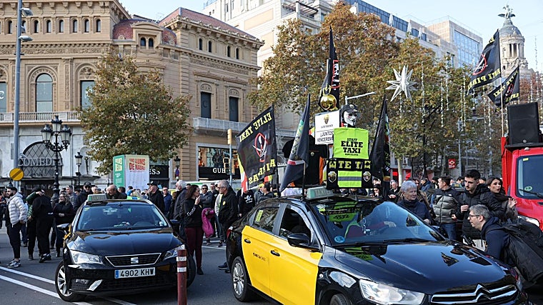 Un sector del taxi dividido toma Barcelona para acelerar la ley «anti VTC»