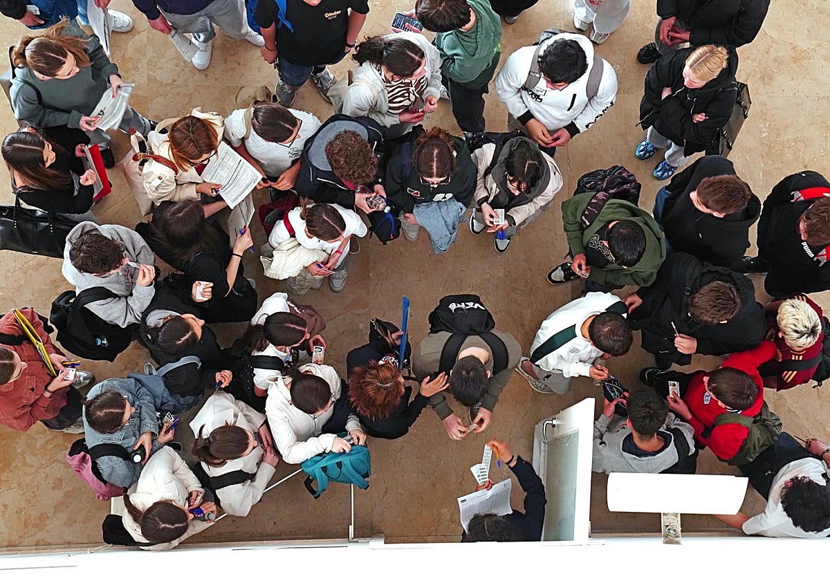Alumnos durante el primer día de selectividad, en Santiago (archivo)