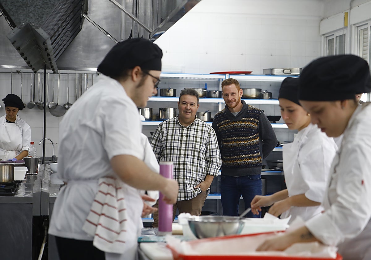 El director y el jefe de Departamento de Hostelería junto a algunos alumnos en las cocinas del IES Gran Capitán