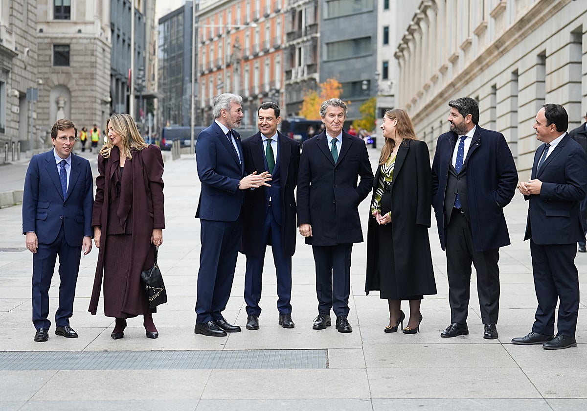 El líder del Partido Popular, Alberto Núñez Feijóo, conversa con los presidentes autonómicos de Aragón, Jorge Azcón; Andalucía, Juanma Moreno, Murcia, Fernando López-Miras, y Valencia, Juanfran Pérez Llorca, entre otros dirigentes populares el pasado sábado en Madrid