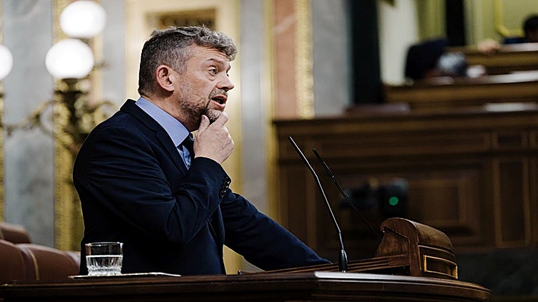 El PSOE da alas a la ley que impone las lenguas cooficiales como criterio en la contratación pública