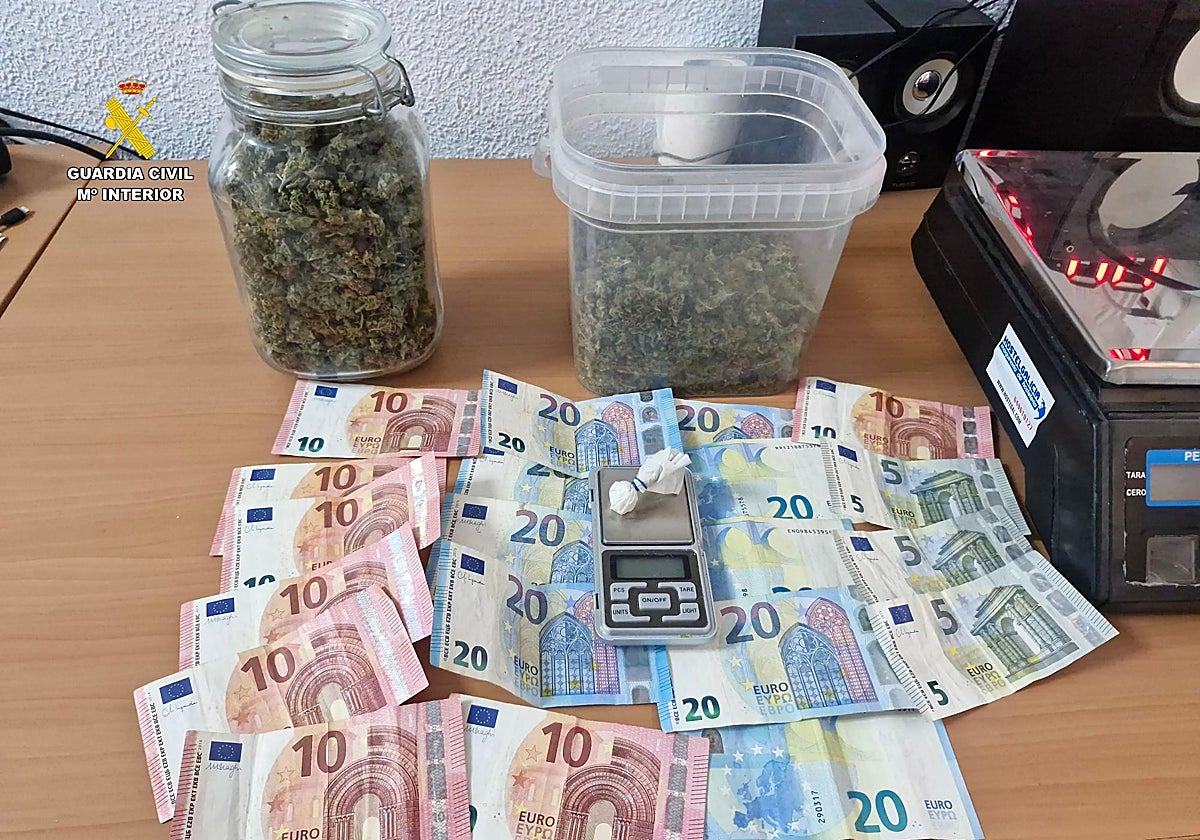 Imagen del dinero y de los estupefacientes intervenidos