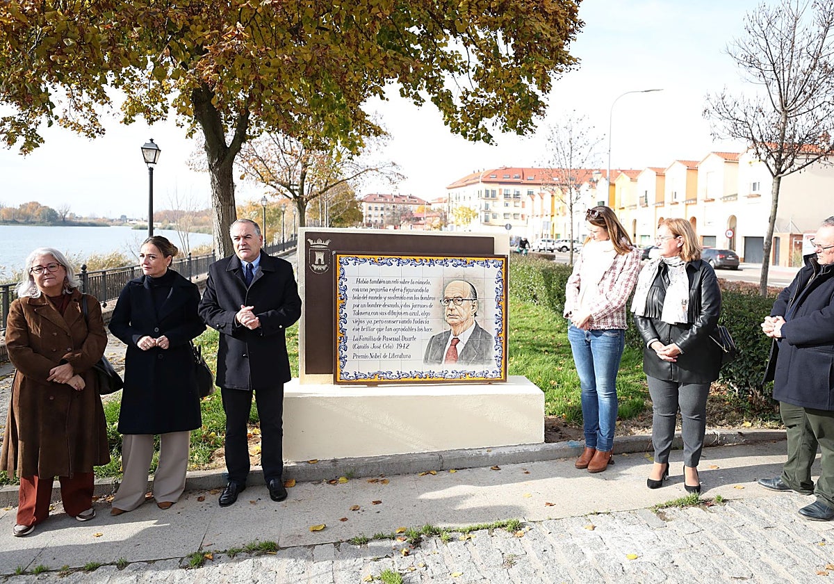 Mural dedicado a Camilo José Cela con un fragmento de 'La familia de Pascual Duarte', obra del taller Alfar El Carmen