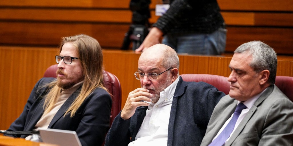 Despedidas y muchos reproches en los plenos que cierran la legislatura en Castilla y León