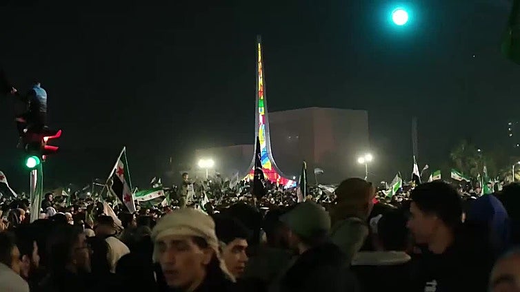 Decenas de miles de personas inundan Damasco para celebrar un año de la caída de Al Asad